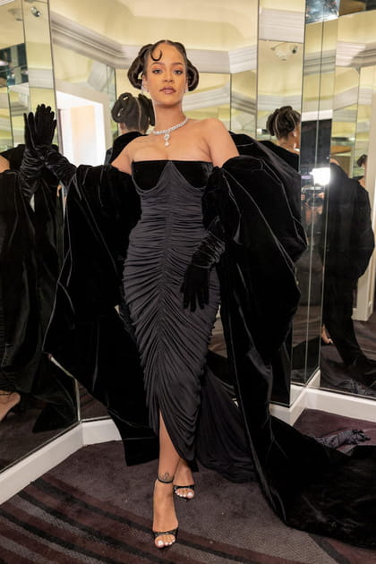 Rihanna en robe noire bustier Schiaparelli