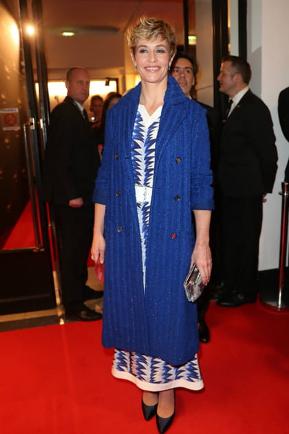 Cecile de France en robe et gilet bleu