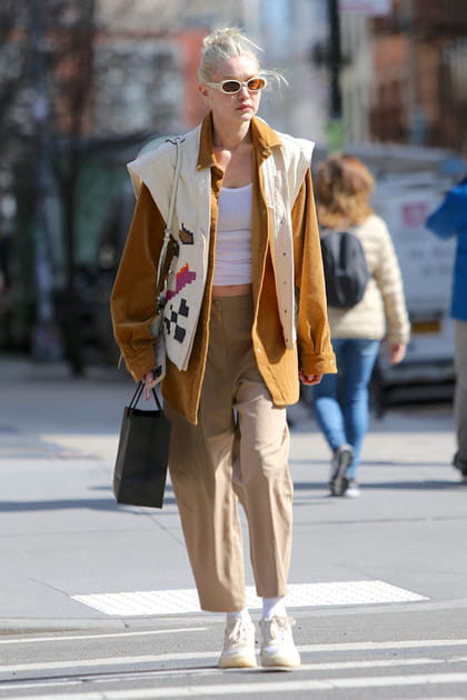 Gigi Hadid en veste d&eacute;coup&eacute;e &agrave; broderies et pantalon beige