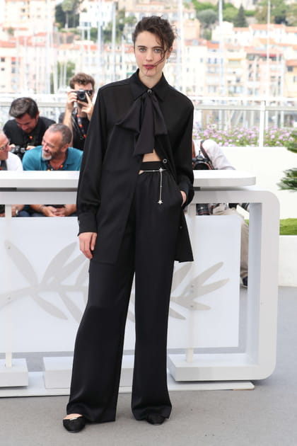 Margaret Qualley en total look noir