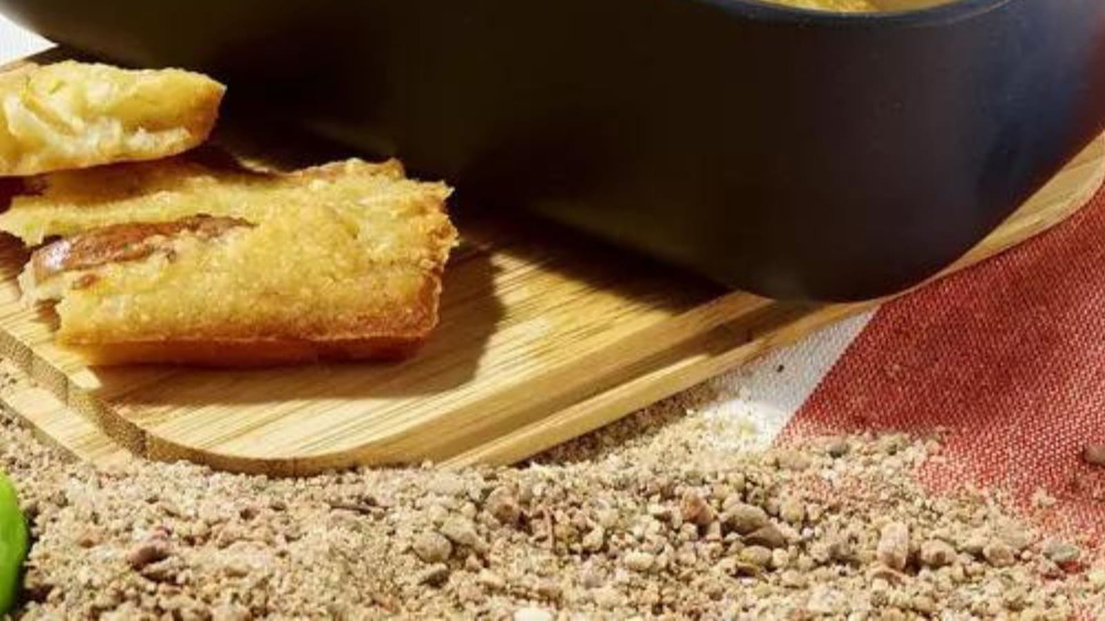 Financiers au Morbier, poire et noisettes