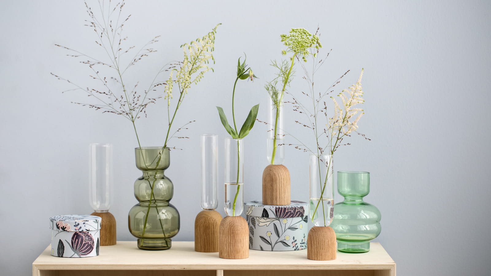 Vase en verre et chêne