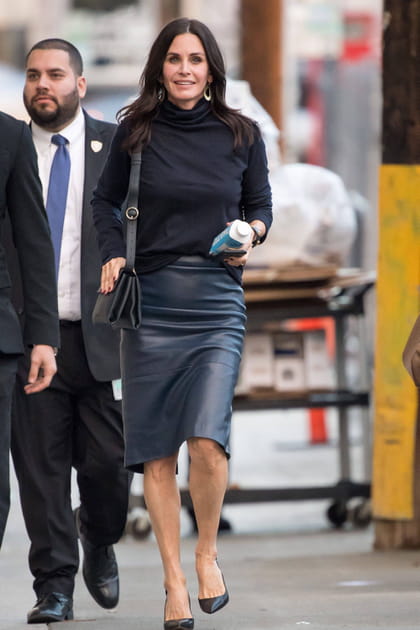 Courteney Cox en jupe crayon en cuir et pull noir