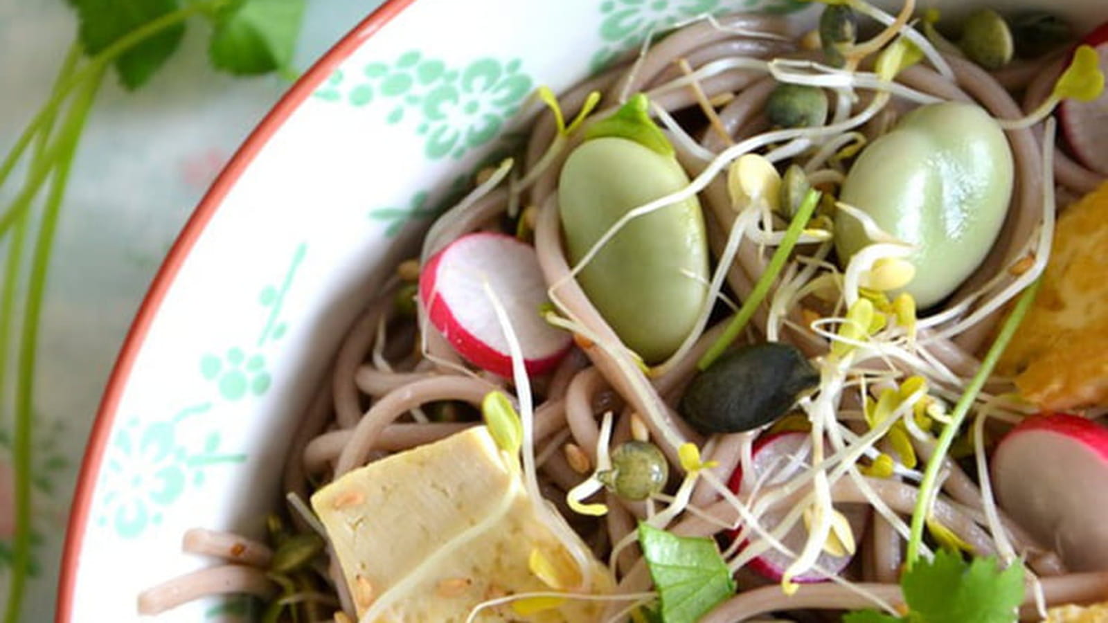 Salade printanière aux fèves et tofu