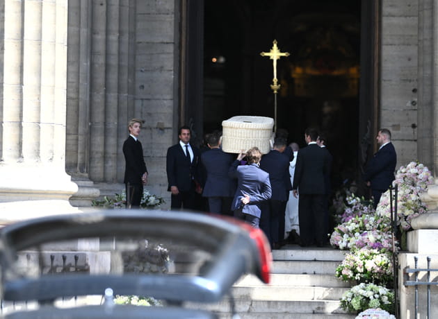 Obsèques de Mathilde Favier : Catherine Deneuve, Laura Smet, Carla Bruni, Cécilia Attias... l'adieu des VIP (PHOTOS)