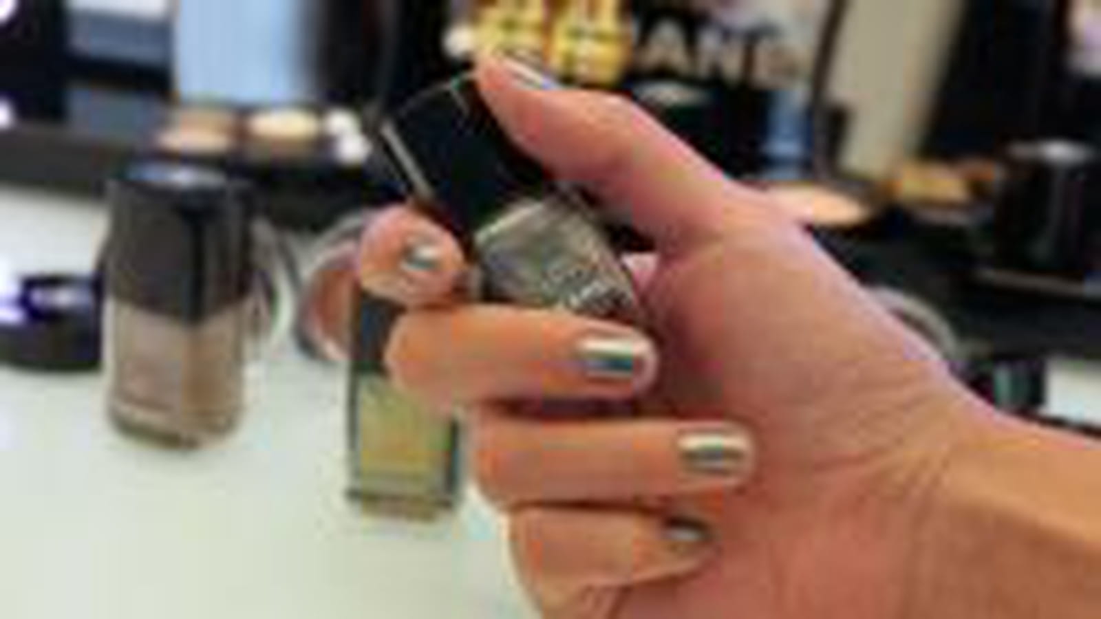 Des ongles métalliques et irisés