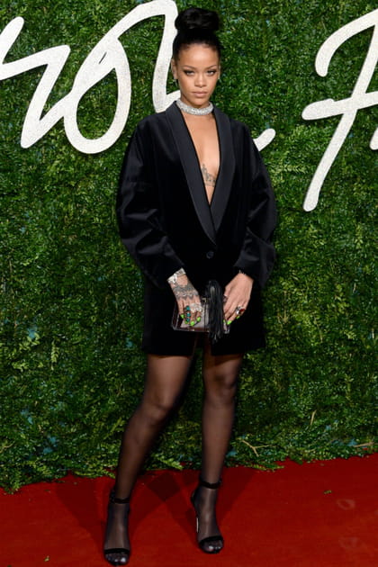 Rihanna en robe smoking d&eacute;collet&eacute;e Stella McCartney