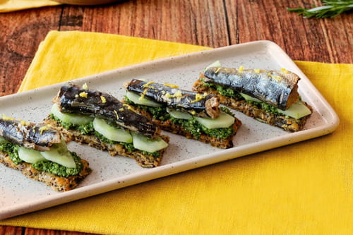 Crackers maison aux graines pesto de roquette, concombre, Sardines Hyacinthe Parmentier et zestes de citron.