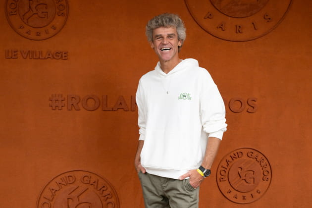 L'ex-joueur de tennis Gustavo Kuerten tout sourire &agrave; Roland-Garros