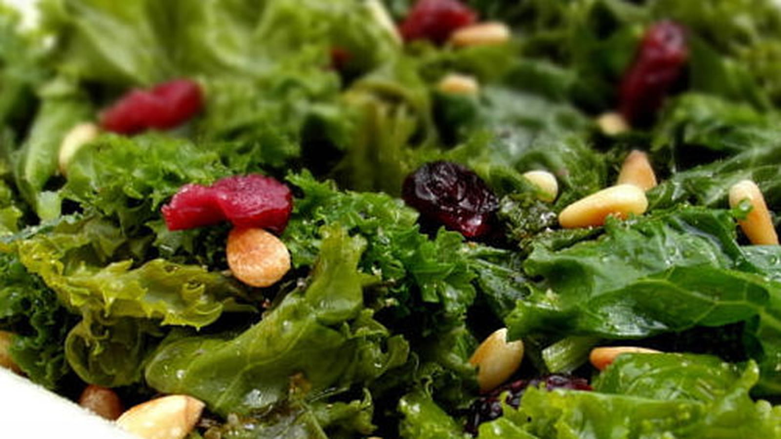 Salade de chou Kale aux cranberries, pignons et vinaigrette à l'érable