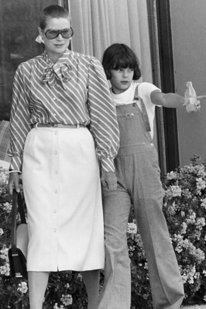 Jolie gamine en salopette