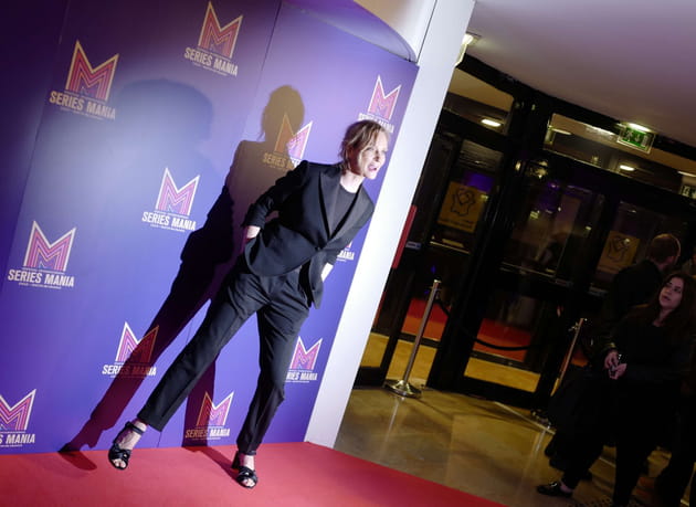 Uma Thurman tient en &eacute;quilibre face aux photographes