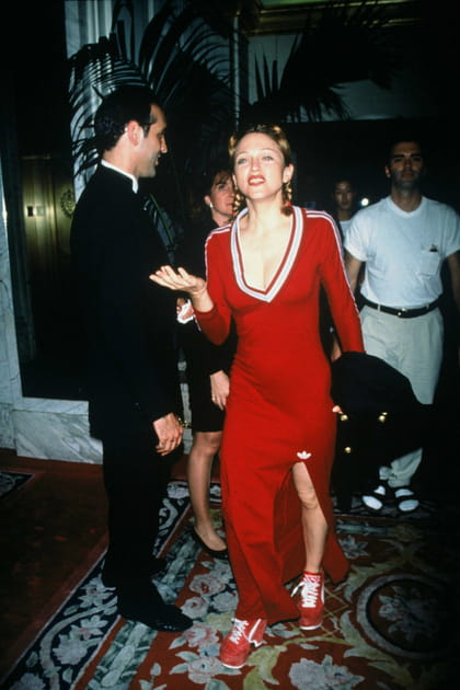 Madonna en robe rouge et blanc fendue Adidas