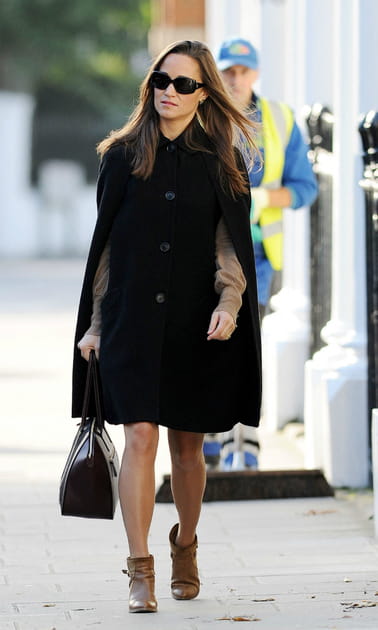 Pippa Middleton en manteau cape