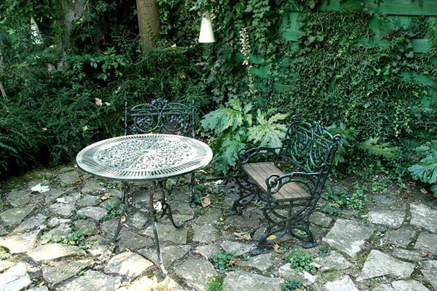 Un salon en fonte dans le jardin de pierre