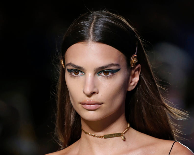 Emily Ratajkowski avec des barrettes rondes