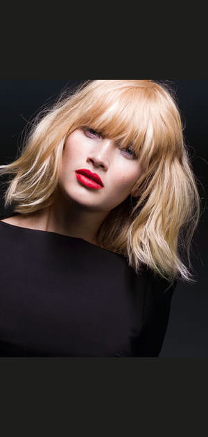 Carr&eacute; flou et frange longue droite