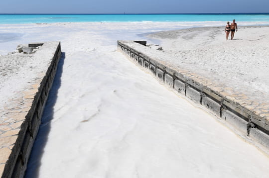Sable blanc, eau d'un bleu transparent... Cette plage d'Italie est &agrave; couper le souffle mais il y a un hic de taille