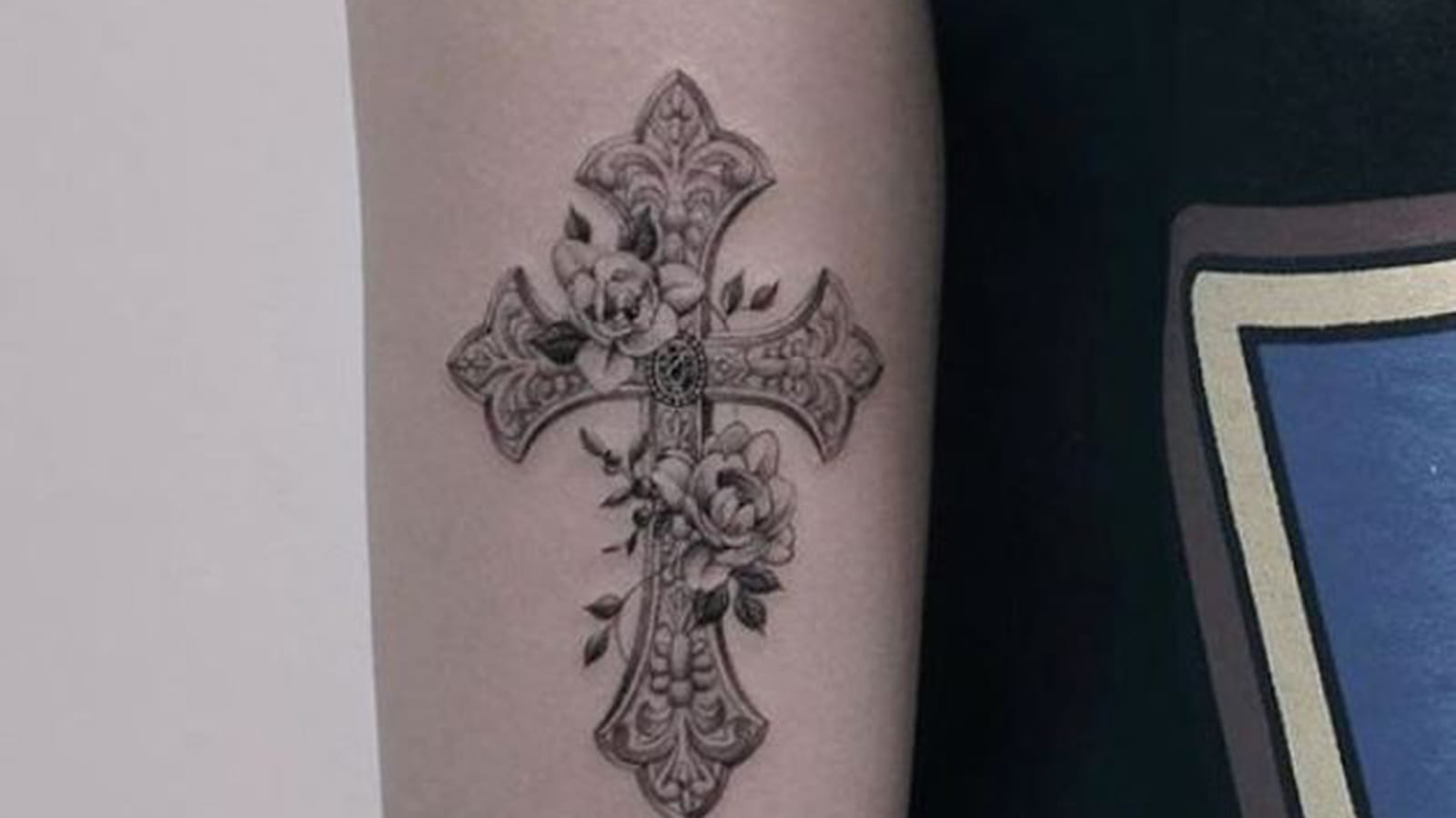 Croix gothique sur le bras