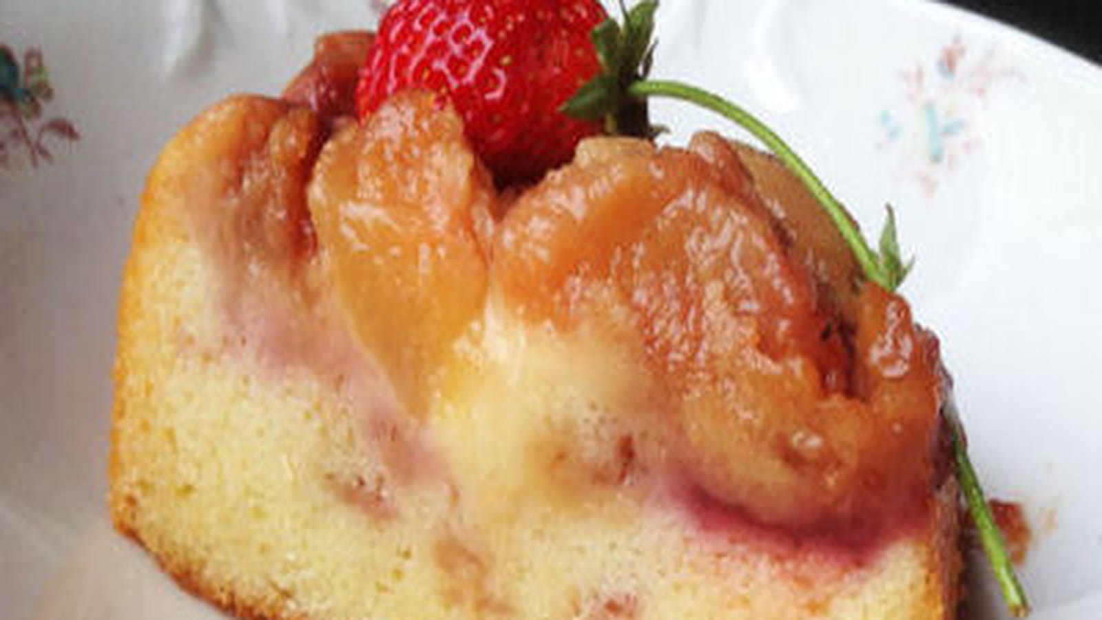 Cake renversant pêches et fraises caramélisées