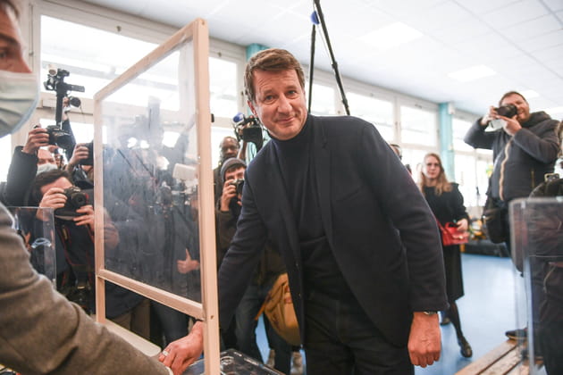 Yannick Jadot au bureau de vote