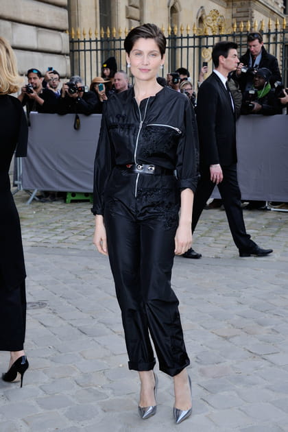 Laetitia Casta en combinaison noire zipp&eacute;e et escarpins m&eacute;tallis&eacute;s Dior