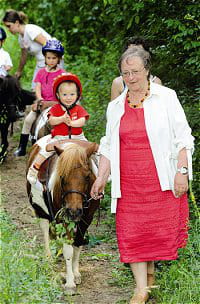balade en pleine nature des bébés cavaliers en compagnie de josette rabouan.