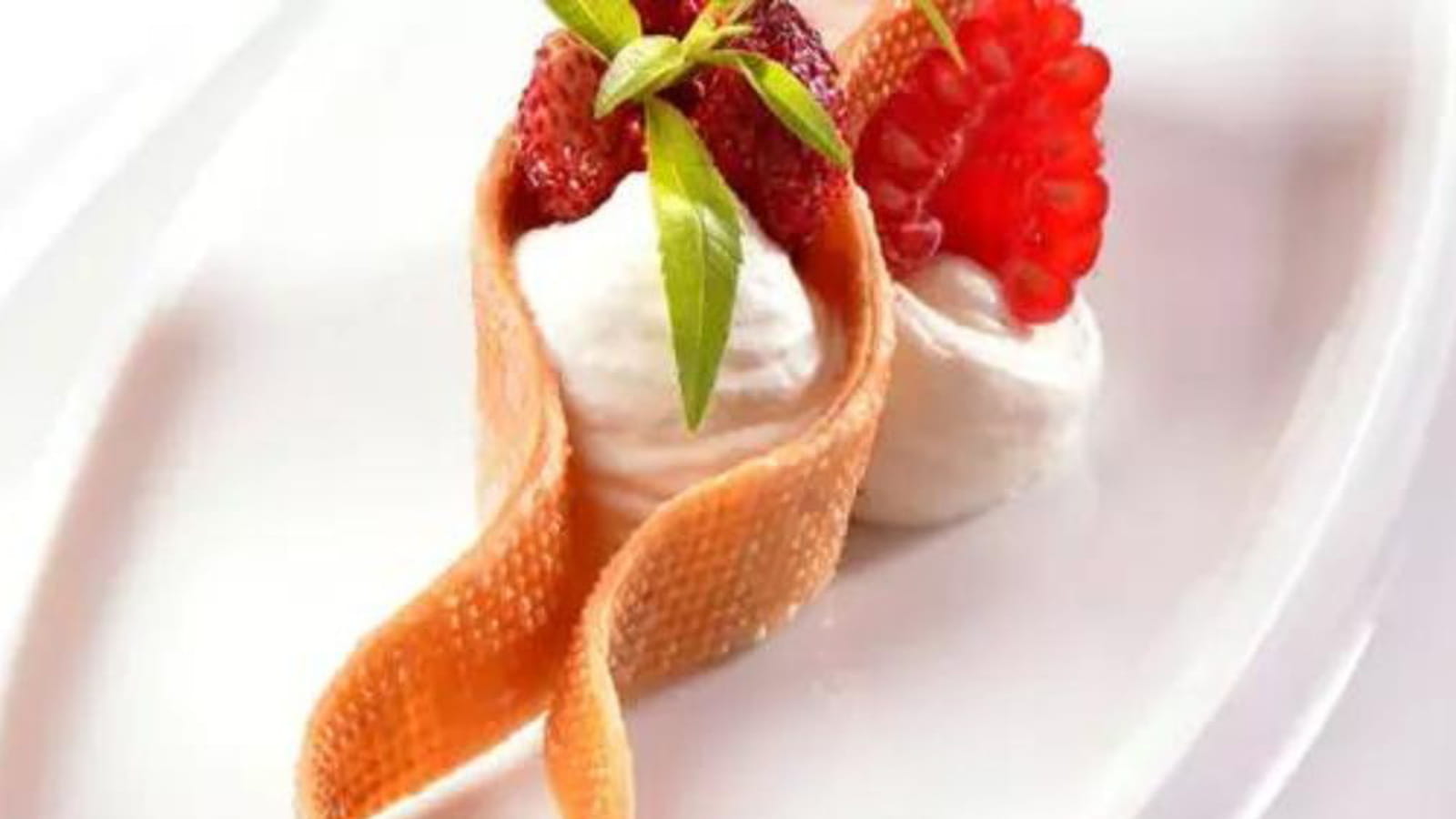 Millefeuille de fruits rouges, crème diplomate à la crème de Bresse