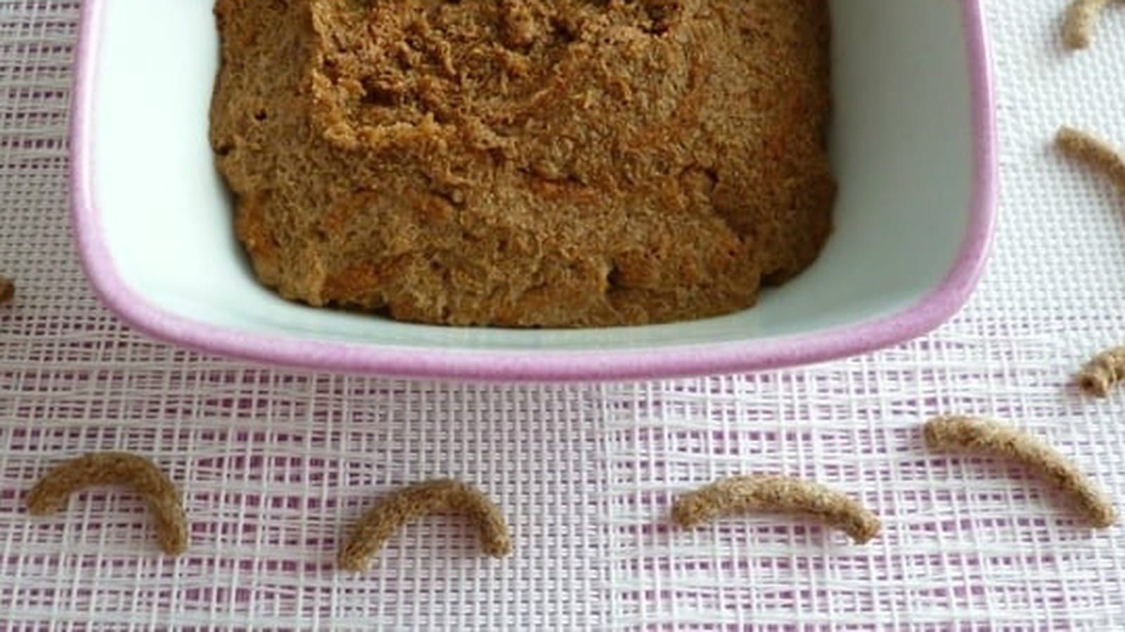 Gâteau cru vegan avec céréales de son de blé