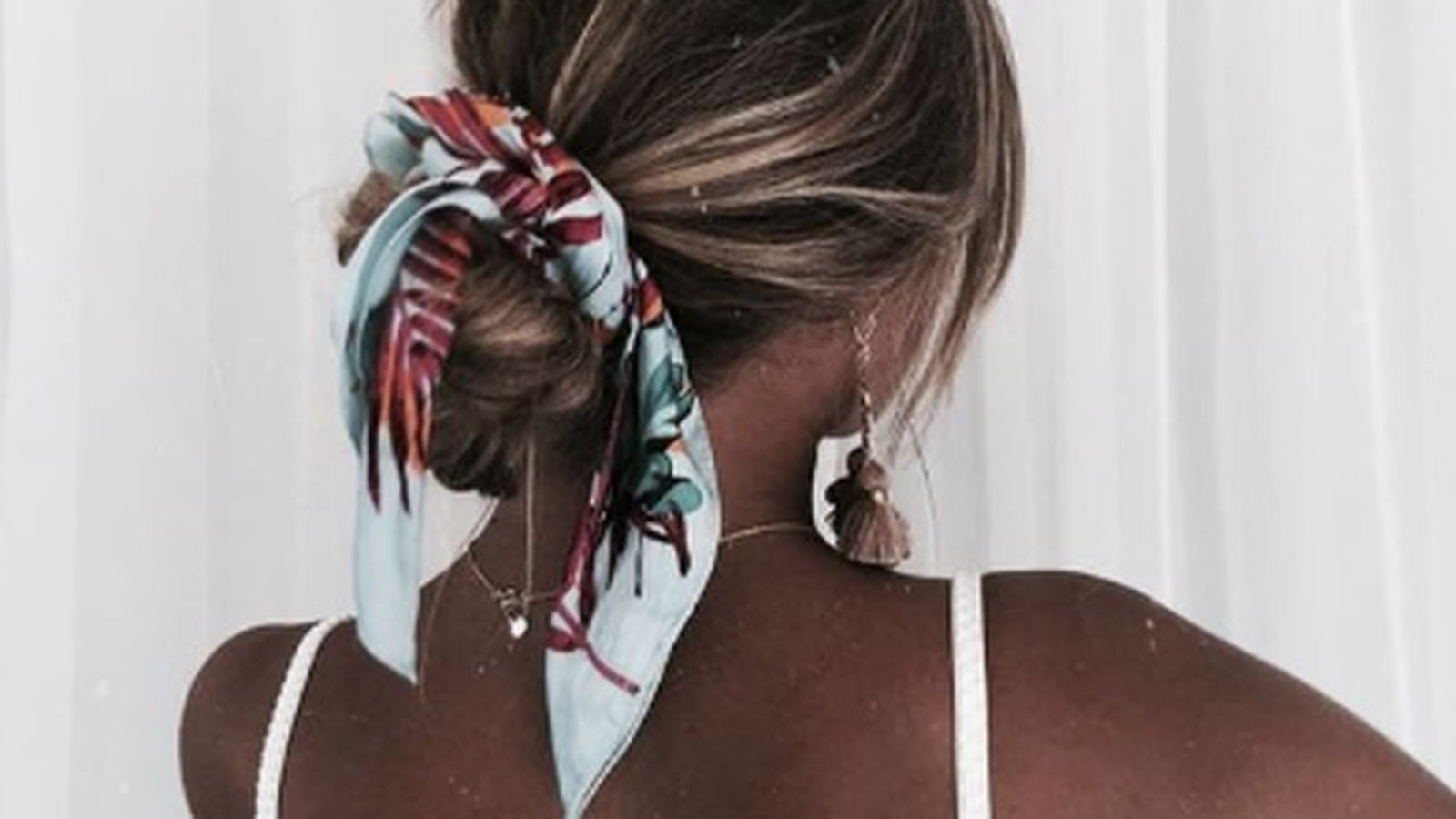 Le bun bas accessoirisé