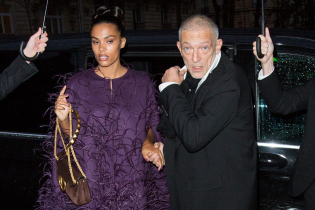 Tina Kunakey et son mari Vincent Cassel sous la pluie pour Vogue, octobre 2021, Paris
