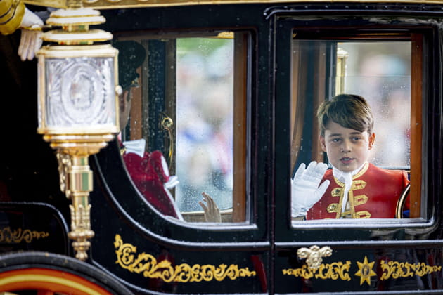 Le prince George salue la foule dans son carrosse