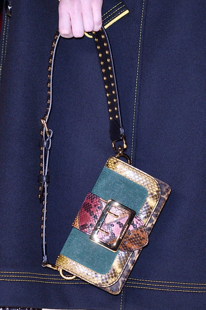 Le petit sac en cuir patchwork du d&eacute;fil&eacute; Burberry