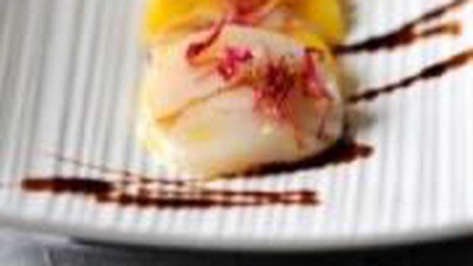 Carpaccio de Saint-Jacques à la mangue, caramel de vinaigre balsamique