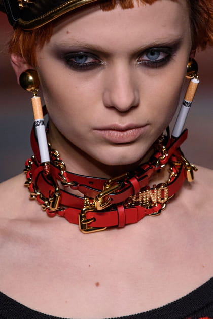 Les boucles d'oreilles cigarettes du d&eacute;fil&eacute; Moschino