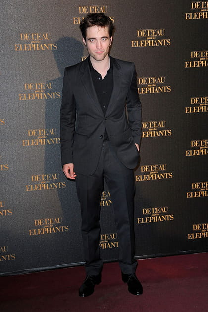 Robert Pattinson en costume noir et chemise assortie