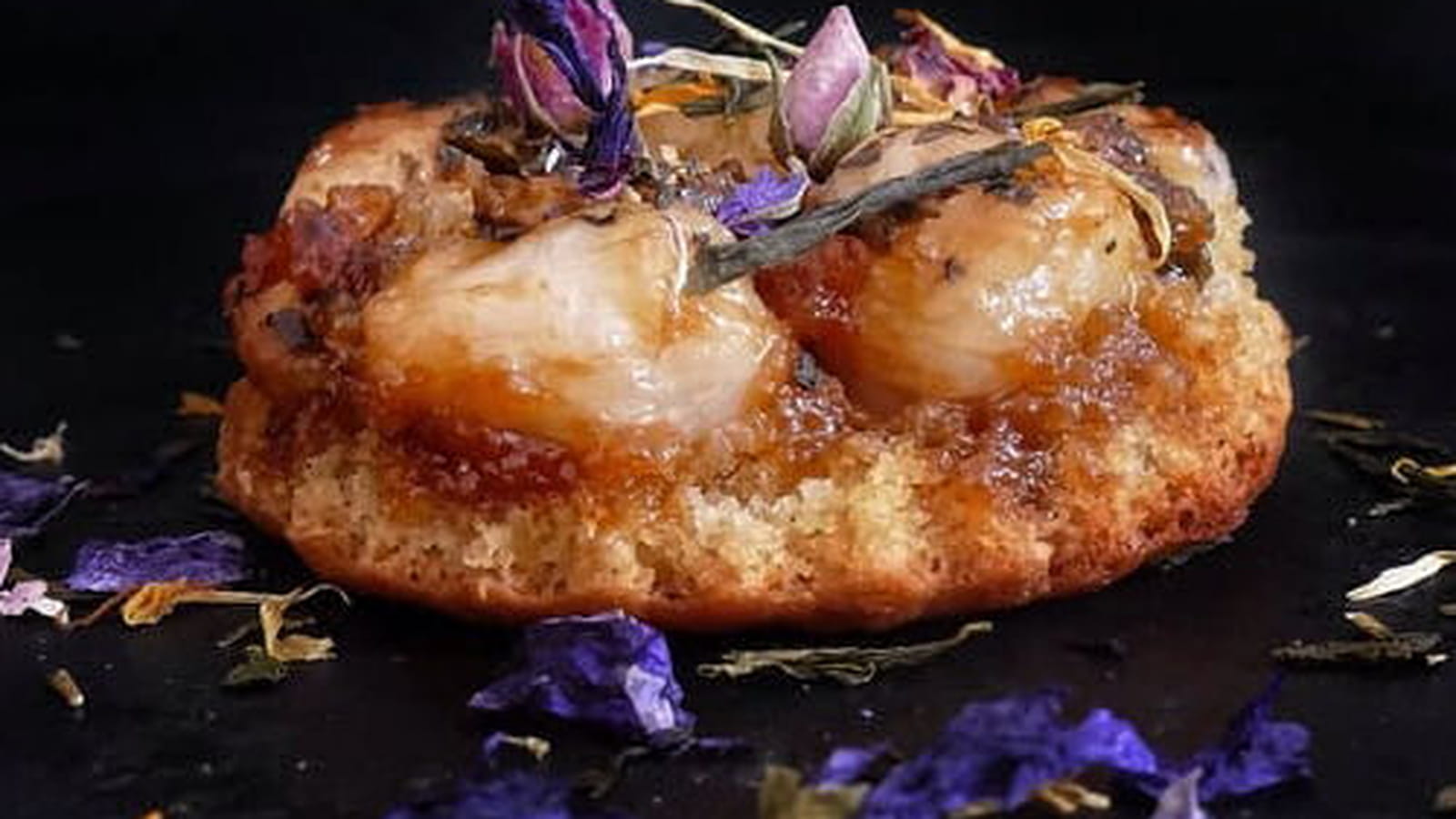 Gâteau renversé aux litchis et caramel de thé