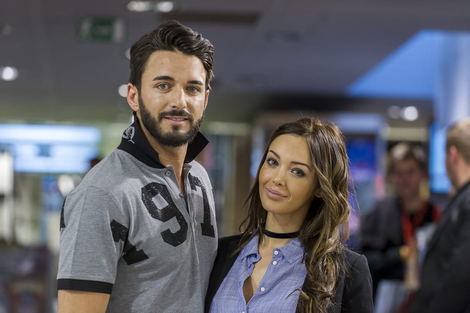 Nabilla, exquise avec son teint subtilement h&acirc;l&eacute;