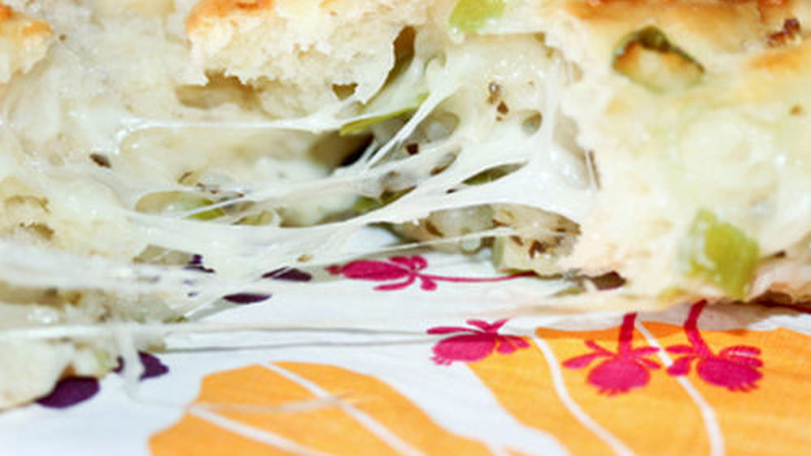 Bun's roulés aux oignons nouveaux et mozzarella