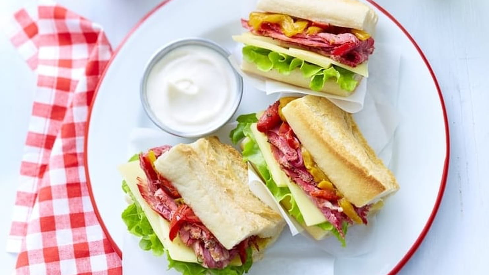 Mini sandwich au pastrami et fromage