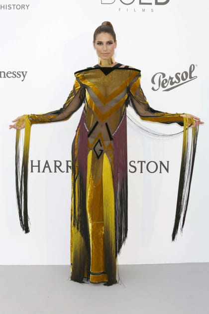 Laury Thilleman en robe longue multicolore