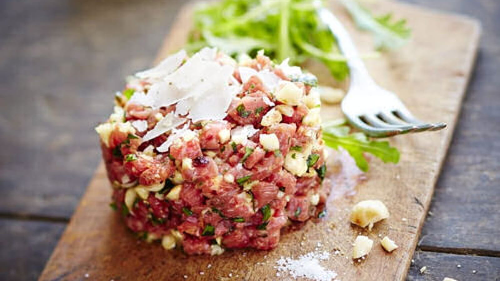 Tartare de bœuf aux noix, ail, persil et copeaux de parmesan