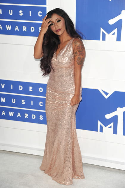 Snooki en robe longue &agrave; sequins