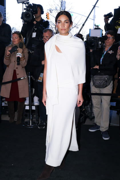 Lily Aldridge en robe blanche asym&eacute;trique au d&eacute;fil&eacute; Michael Kors