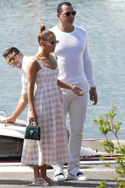 Jennifer Lopez version ville en robe &agrave; carreaux