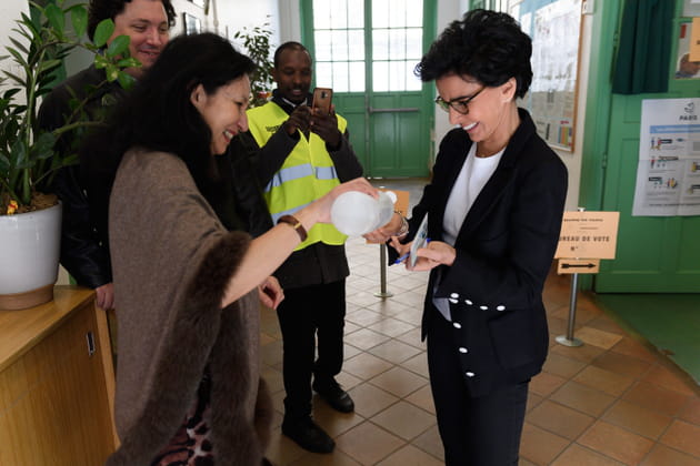 Rachida Dati montre les bons gestes