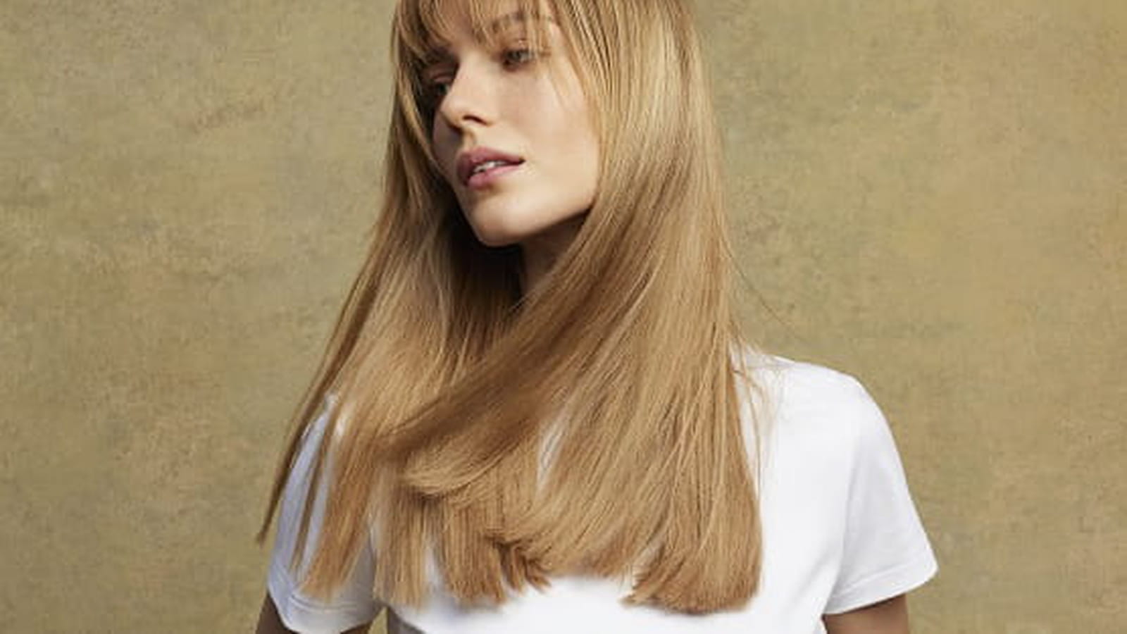 Longueurs blondes avec frange effilée