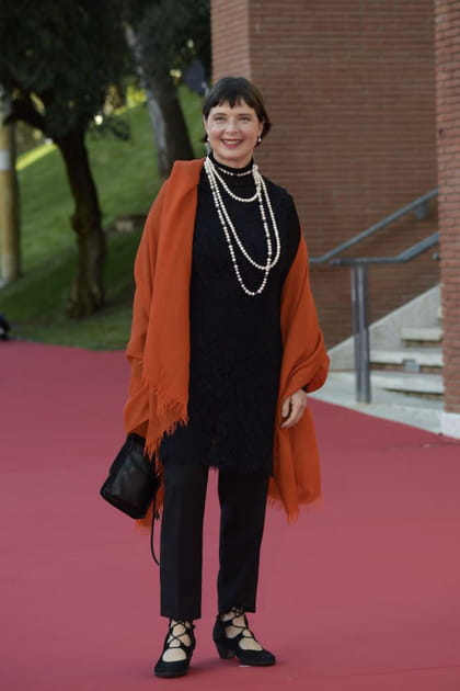 Isabella Rossellini en look noir et rouge