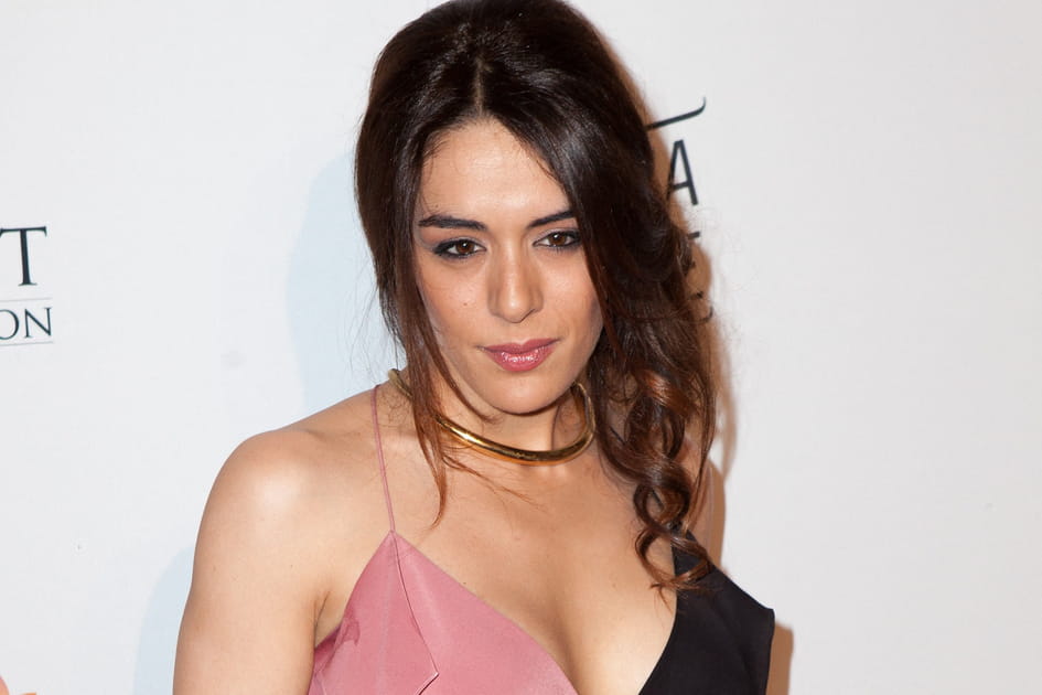 Le chignon boucl&eacute; de Sofia Essa&iuml;di