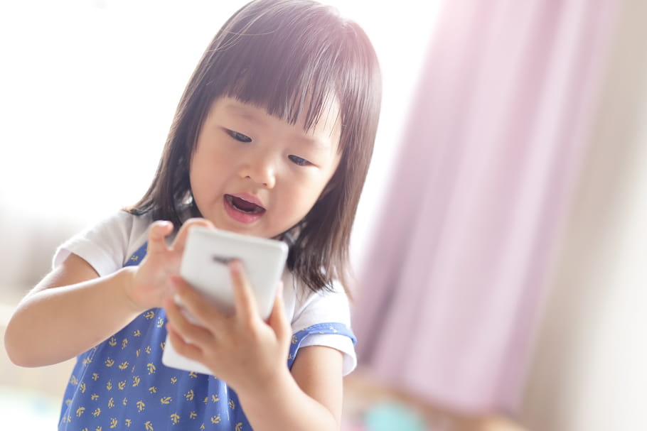 Ecrans et enfants : quels effets sur la santé et le développement ?